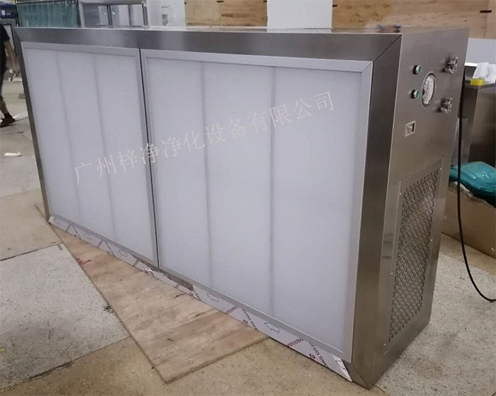 潔凈層流罩它主要由箱體、風機、初效空氣過濾器、高效空氣過濾器、阻尼層、燈具等組成。