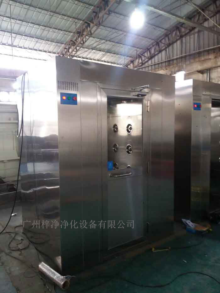 風(fēng)淋室的尺寸和空間布局也會影響風(fēng)速