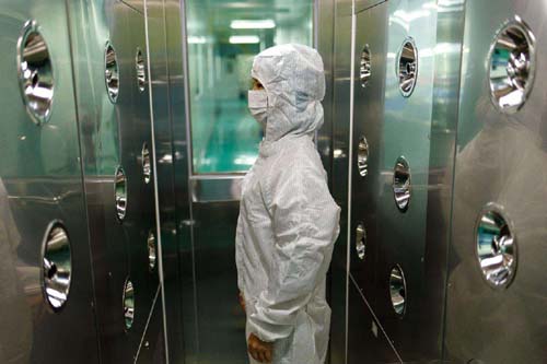 風(fēng)淋室和貨淋室吹淋過程產(chǎn)生的灰塵通過三重機制實現(xiàn)定向處理。