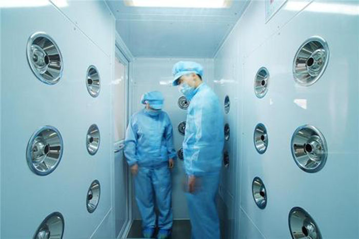 啟動(dòng)風(fēng)淋室按下啟動(dòng)按鈕，風(fēng)淋室開(kāi)始工作，風(fēng)機(jī)啟動(dòng)，過(guò)濾器開(kāi)始過(guò)濾空氣。