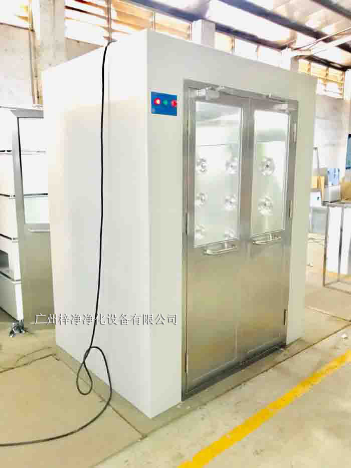 風(fēng)淋室是潔凈室中的重要設(shè)備，風(fēng)淋室主要用于去除進(jìn)入潔凈室的人員或物料表面的塵埃和微生物，保證潔凈室內(nèi)的空氣質(zhì)量和環(huán)境穩(wěn)定性。