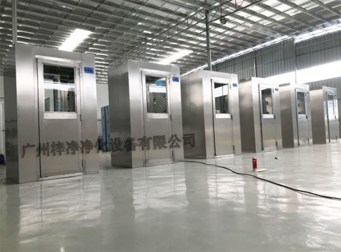 風(fēng)淋室內(nèi)部空氣的流動(dòng)均勻性對于確保潔凈室內(nèi)的氣流方向和速度分布至關(guān)重要。