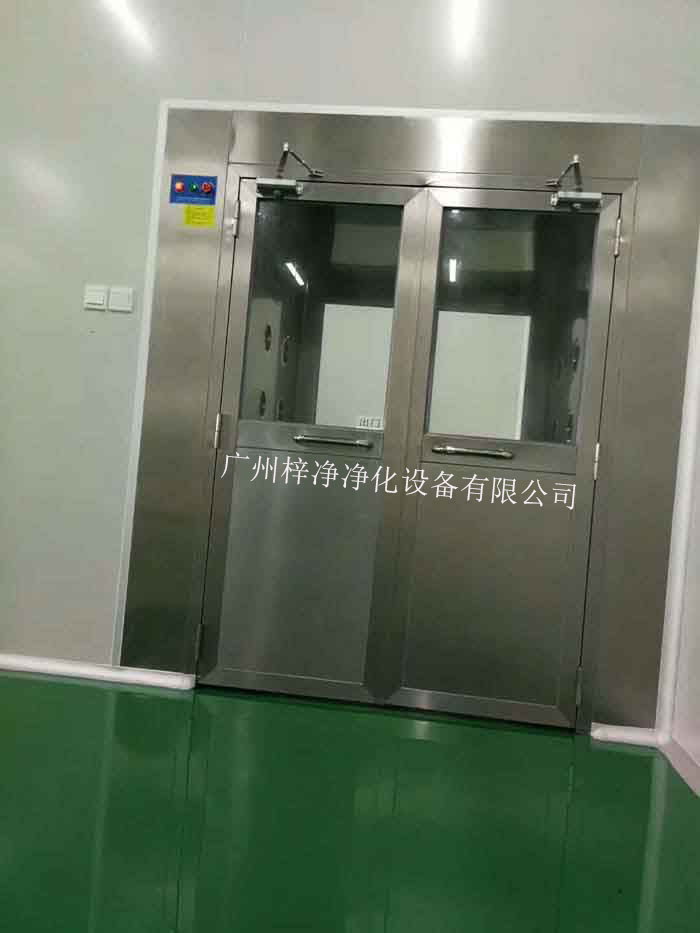 風淋室能有效降低工作人員帶入的塵埃和污染物，保證潔凈室內的空氣質量。