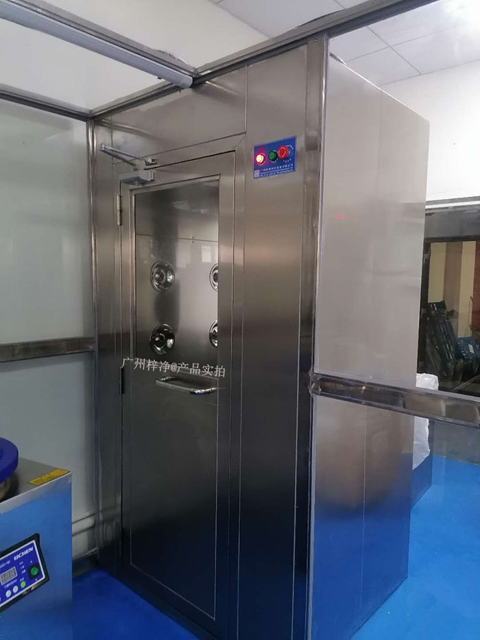 實驗室中的實驗往往對環境要求極高，風淋室的使用可以有效減少實驗過程中的污染，保證實驗結果的準確性