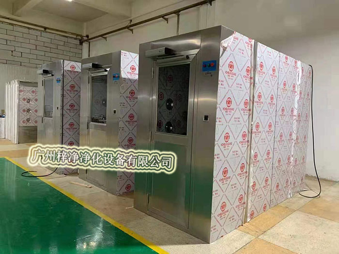 定期對風(fēng)淋室的功能進(jìn)行測試，包括風(fēng)速、過濾效率等，確保風(fēng)淋室正常運(yùn)行。