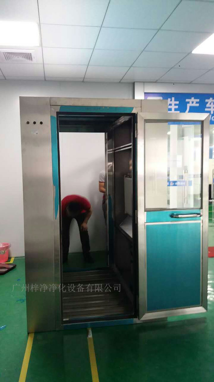 安裝風(fēng)淋室的地面應(yīng)保持平整 安裝風(fēng)淋室的地面應(yīng)保持平整