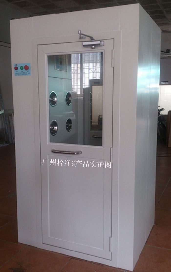 烤漆風(fēng)淋室是員工進(jìn)入潔凈室或無(wú)塵車(chē)間必備的凈化設(shè)備通道
